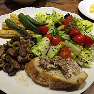 生菜沙拉佐義式醬、烤蔬菜、橄欖牛肉、鴨肝醬法國麵包